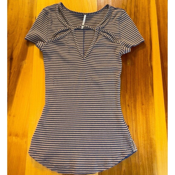 Free People Women’s Top T-shirt.  Size Small. Short Sleeve. V Neck. Stretch - Picture 1 of 12